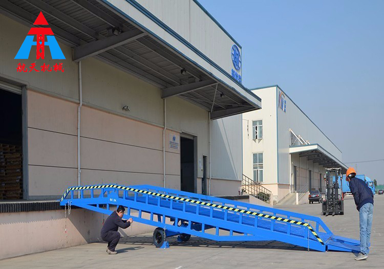 移動(dòng)式液壓登車(chē)橋